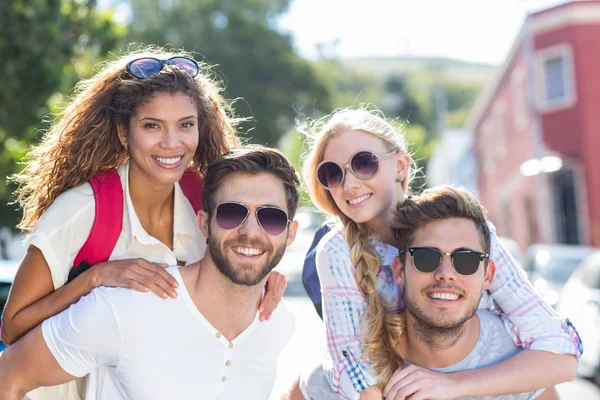 Hip uomini dando maialino di nuovo alle loro ragazze — Foto Stock