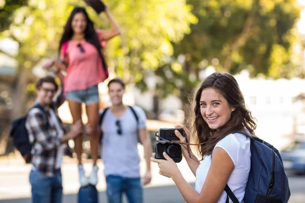 Hippe Frau beim Fotografieren ihrer Freunde — Stockfoto