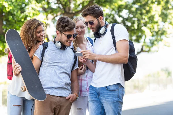 Hip-Hop-Freunde schauen aufs Smartphone — Stockfoto