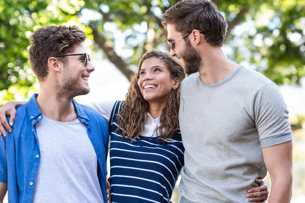 Hippe Freunde genießen die gemeinsame Zeit — Stockfoto