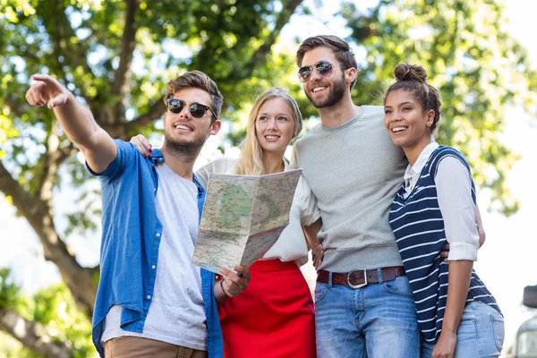 Hip amigos verificando mapa e apontando — Fotografia de Stock