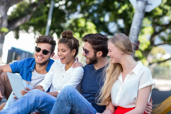 Amigos do quadril olhando para tablet — Fotografia de Stock