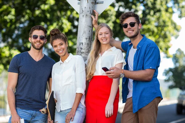 Hüfte Freunde lächeln in die Kamera — Stockfoto