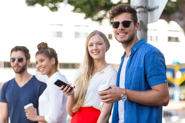 Des amis branchés souriant à la caméra — Photo