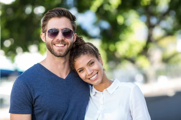 Hüftiges Paar lächelt in die Kamera — Stockfoto
