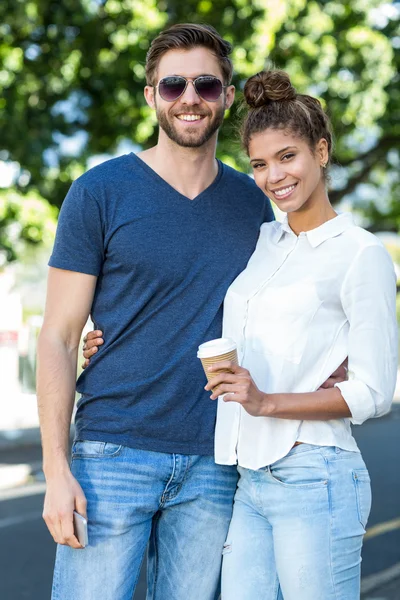 Hip paar glimlachen naar de camera — Stockfoto