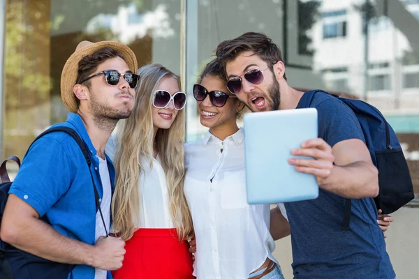 Hippe vrienden nemen selfie met tablet — Stockfoto