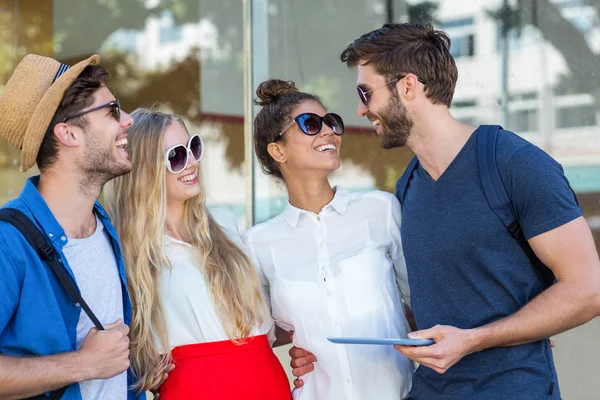 Hüfte Freunde halten Tablet und lachen — Stockfoto