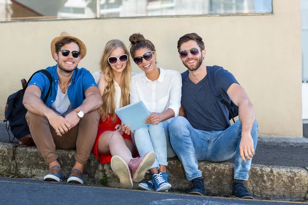 Hip friends holding tablet and laughing — Stock Photo, Image