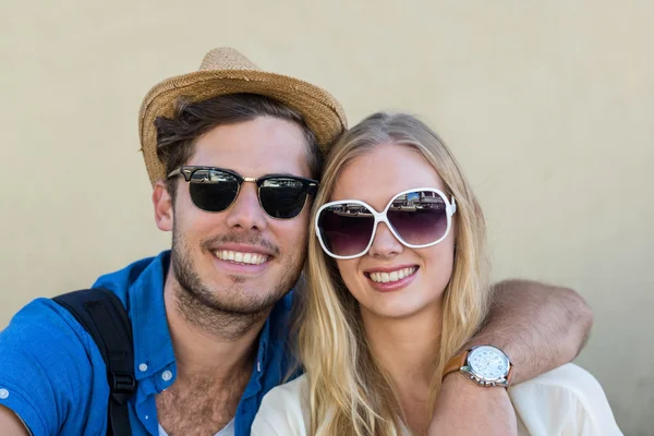 Casal de quadril sorrindo para a câmera — Fotografia de Stock