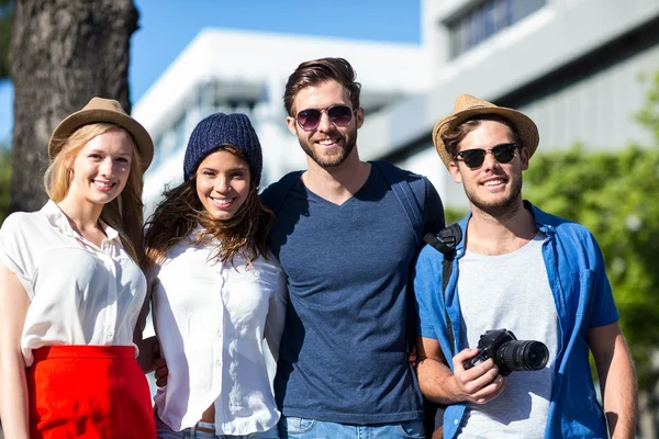 Hippa vänner går på en promenad — Stockfoto