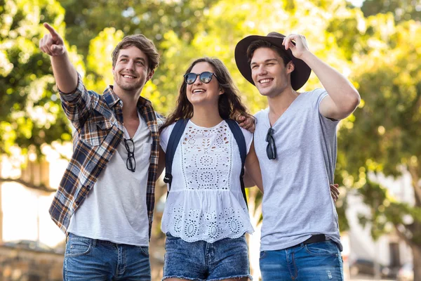 Hippe Freunde spazieren gehen — Stockfoto