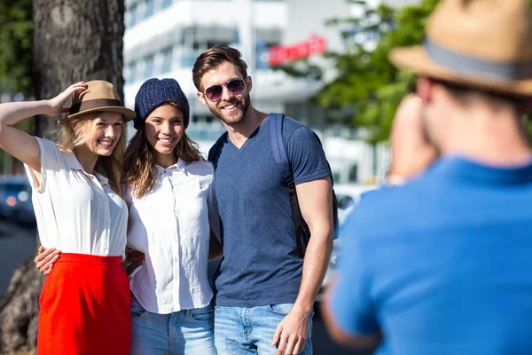 Hippa vänner att ta en bild — Stockfoto