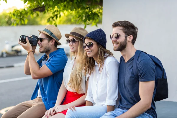 Amigos de la cadera tomando una foto — Foto de Stock