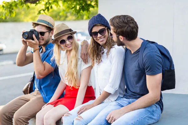 Hippe Freunde beim Fotografieren — Stockfoto