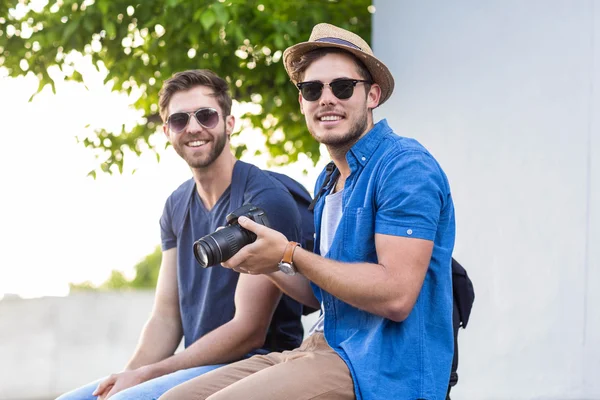 Hip friends taking pictures — Stock Photo, Image