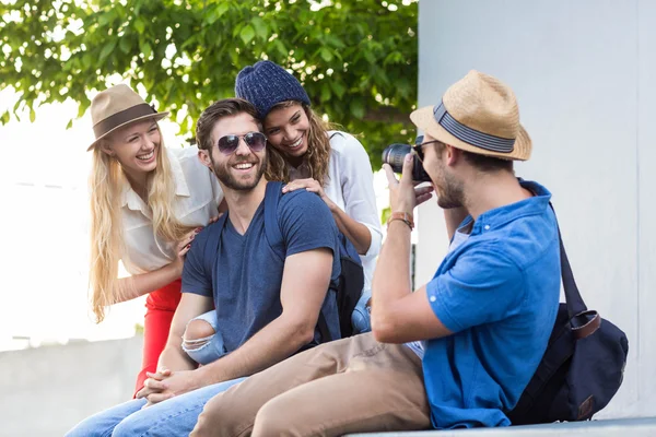 Hippa vänner ta bilder — Stockfoto