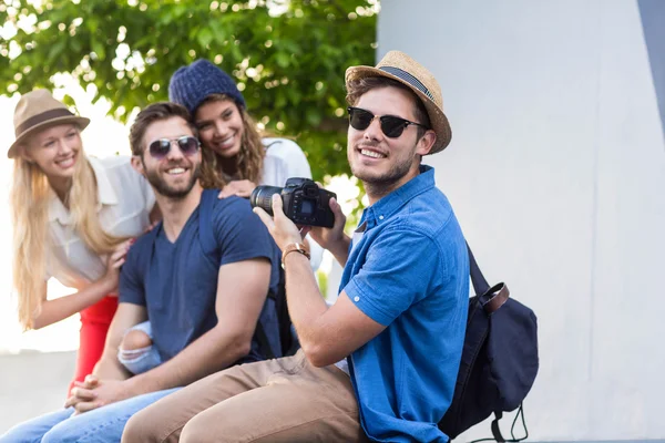 Hippa vänner ta bilder — Stockfoto