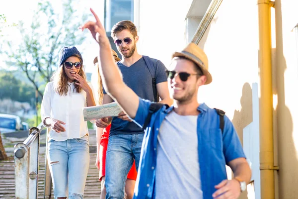 Hip friends going on a walk — Stock Photo, Image
