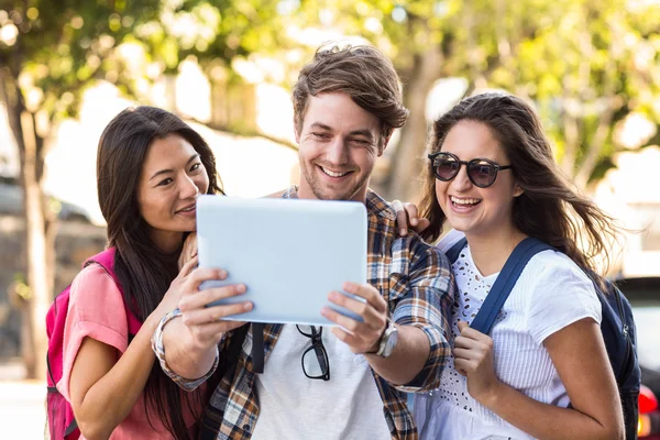 Amigos de la cadera mirando la tableta — Foto de Stock