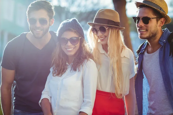 Hippe vrienden poseren voor de camera — Stockfoto