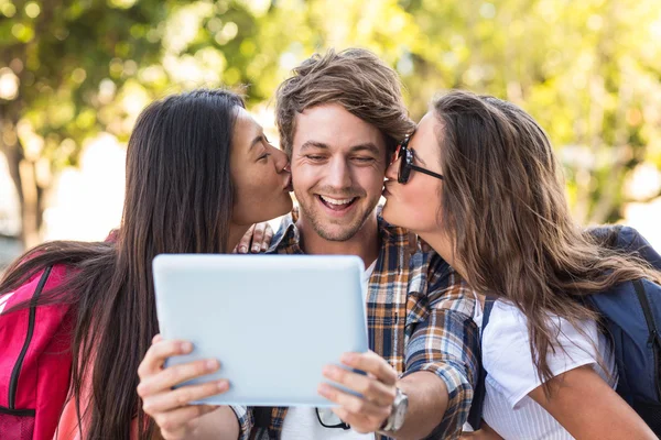 Hippe vrienden kijken naar Tablet PC — Stockfoto