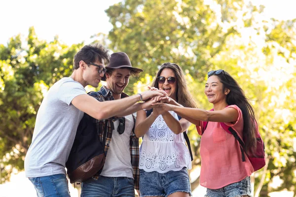 Hüfte Freunde aufmuntern — Stockfoto