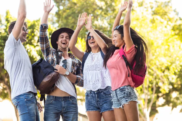 Amici dell'anca tirando su con le braccia alzate — Foto Stock