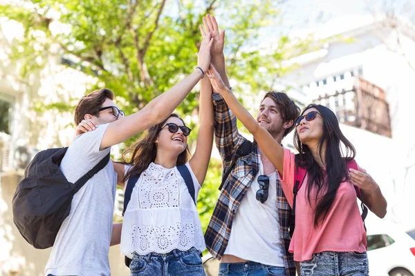 Amici hippie che fanno il cinque — Foto Stock