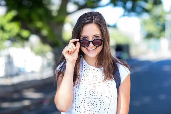 Hip girl holding her sunglasses — Stock Photo, Image