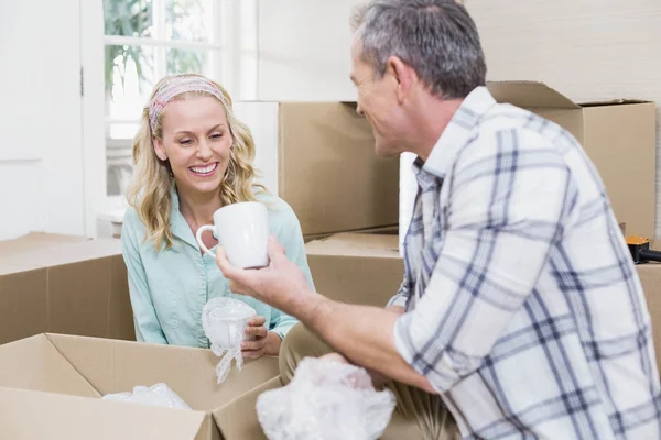 Ler par packning mugg i en låda — Stockfoto