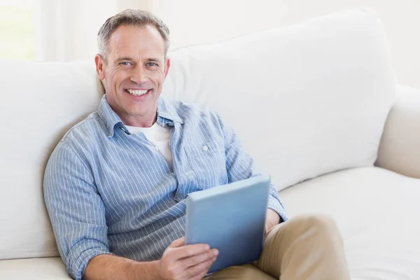 Счастливый человек с помощью планшетного компьютера — стоковое фото