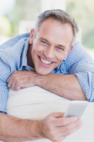 Hombre feliz usando Smartphone —  Fotos de Stock
