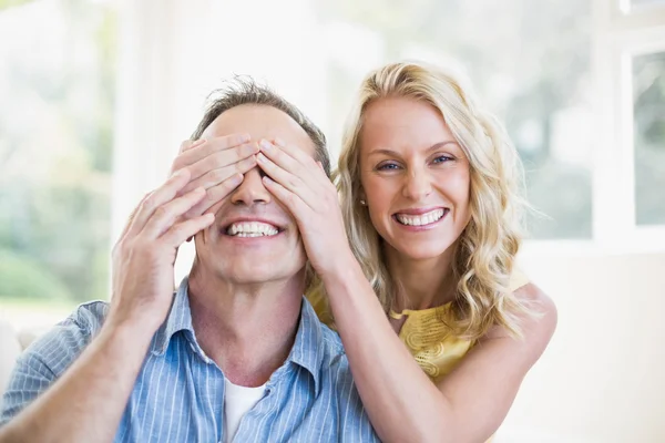 Feliz esposa cubriendo marido ojos — Foto de Stock