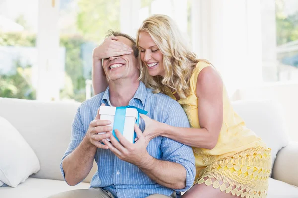 Felice moglie dando regalo al marito — Foto Stock