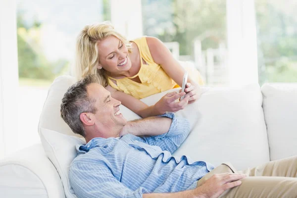 使用智能手机对幸福的夫妇 — 图库照片