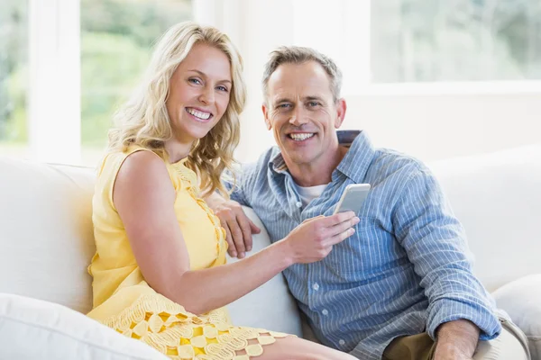 Casal feliz usando smartphone — Fotografia de Stock