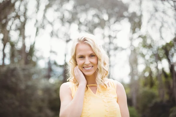 Carino donna sorridente alla macchina fotografica — Foto Stock