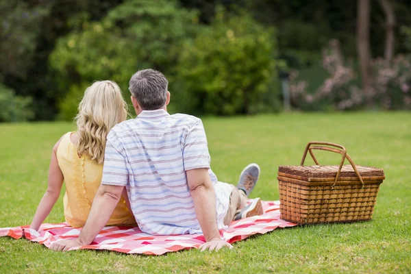 Söt par har picknick — Stockfoto