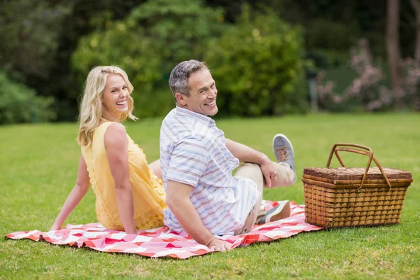 Linda pareja teniendo un picnic — Foto de Stock