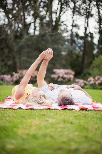 Glückliches Paar umarmt sich auf einer Decke — Stockfoto