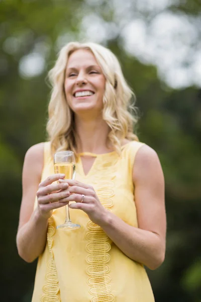 Femme heureuse buvant un verre de champagne — Photo