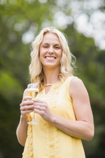 Glückliche Frau trinkt ein Glas Champagner — Stockfoto