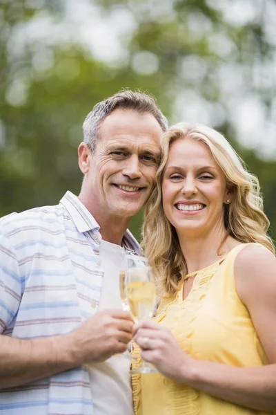 Feliz casal bebendo champanhe — Fotografia de Stock