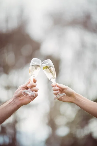 Para toastów z szampanem — Zdjęcie stockowe