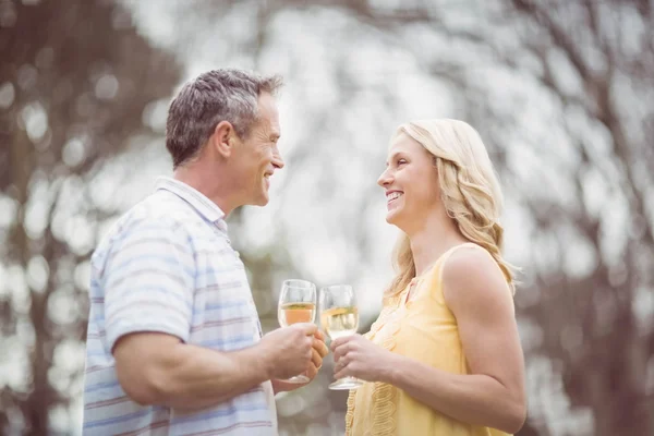 Casal brinde com champanhe — Fotografia de Stock