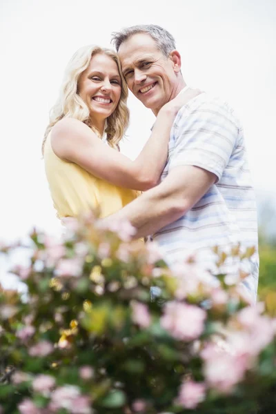 Glückliches Paar umarmt — Stockfoto