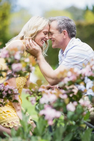 Happy couple hugging — Stock Photo, Image