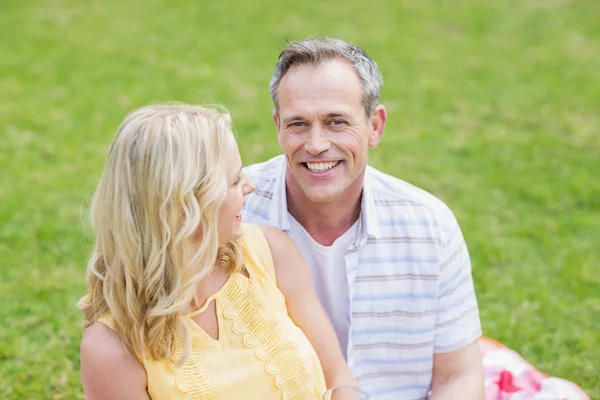 Feliz pareja mirando el uno al otro — Foto de Stock