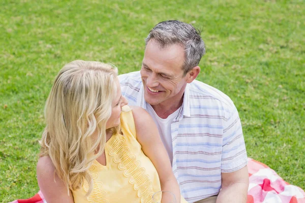 Casal feliz olhando um para o outro — Fotografia de Stock